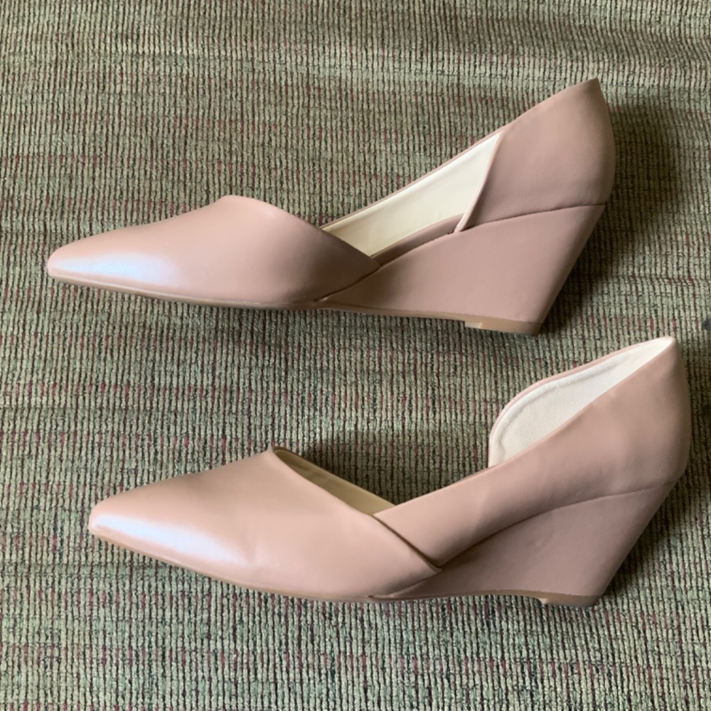 Kenneth Cole. Tan Wedges Like new - Picture 2 of 2